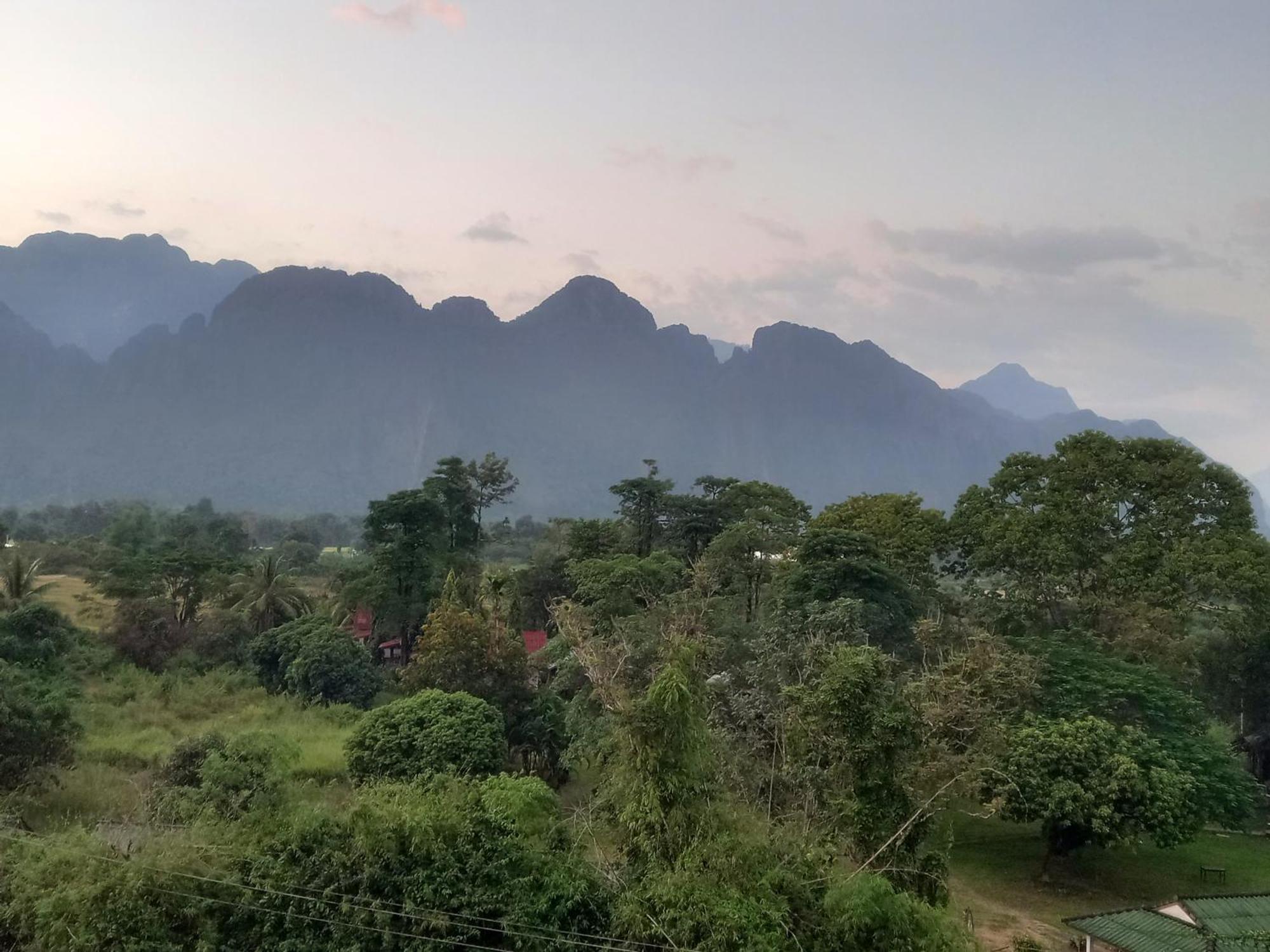 Vang Vieng Th Central Park Hotel Екстериор снимка